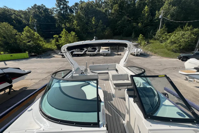 Slide: The Image of Sea Ray SDX 270 2025 - 11