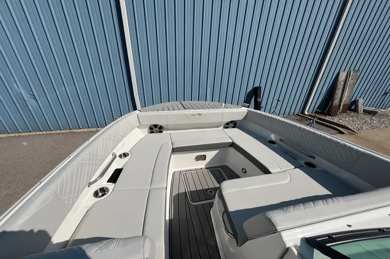 Slide: The Image of Sea Ray SDX 270 2025 - 12