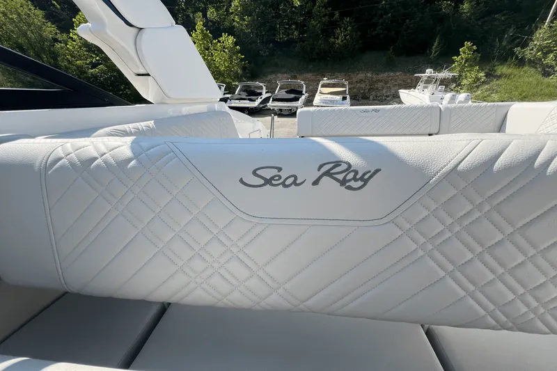 Slide: The Image of Sea Ray SDX 270 2025 - 13