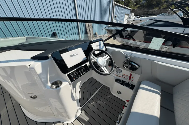 Slide: The Image of Sea Ray SDX 270 2025 - 14