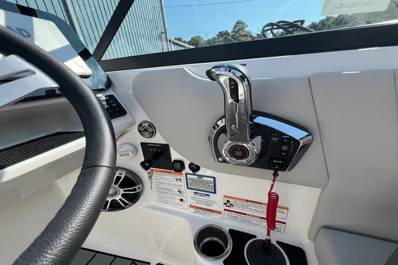 Slide: The Image of Sea Ray SDX 270 2025 - 15