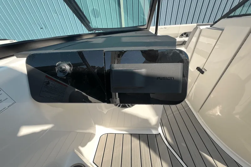 Slide: The Image of Sea Ray SDX 270 2025 - 16