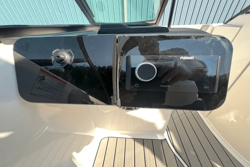 Slide: The Image of Sea Ray SDX 270 2025 - 17