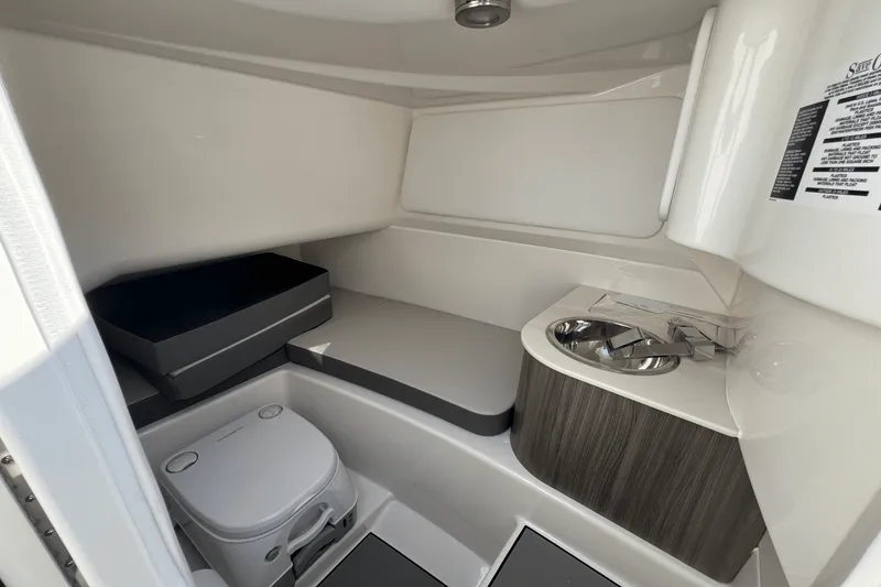 Slide: The Image of Sea Ray SDX 270 2025 - 19