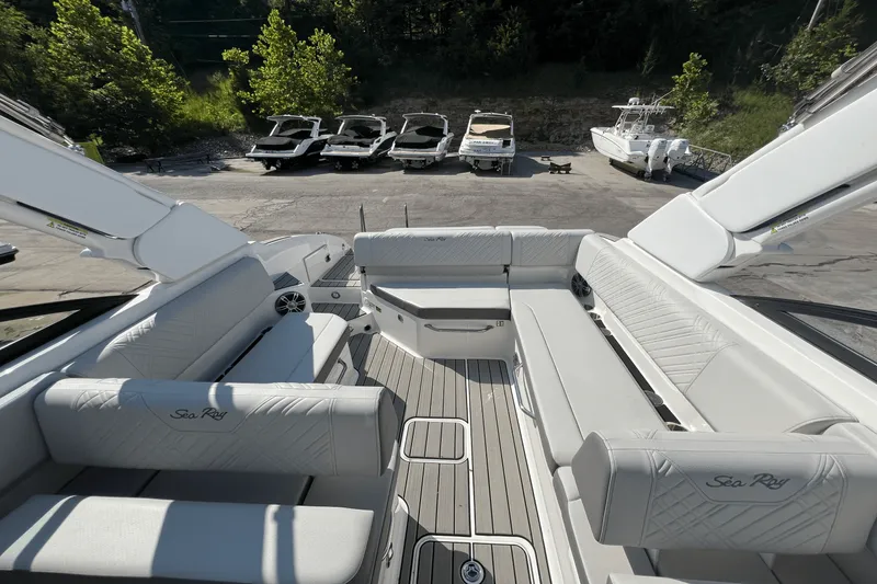 Slide: The Image of Sea Ray SDX 270 2025 - 21