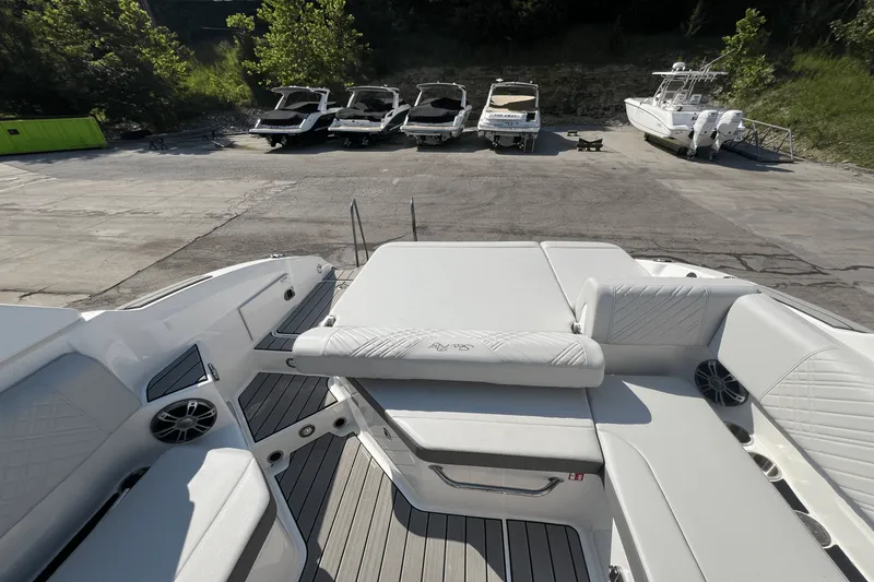 Slide: The Image of Sea Ray SDX 270 2025 - 22