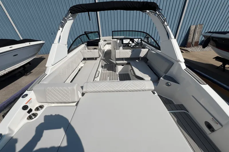 Slide: The Image of Sea Ray SDX 270 2025 - 23