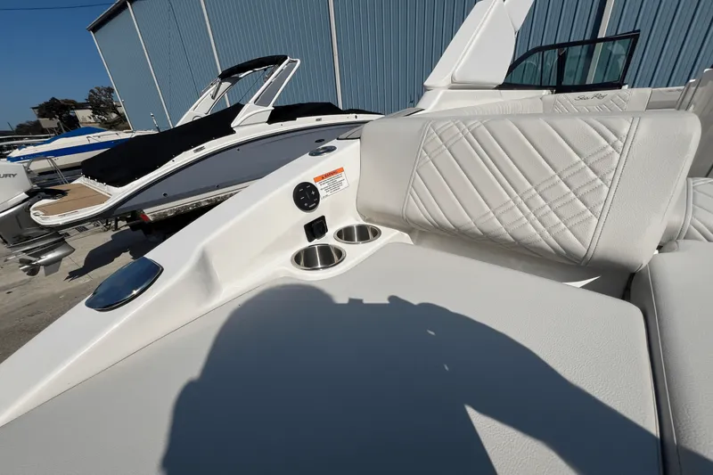 Slide: The Image of Sea Ray SDX 270 2025 - 24