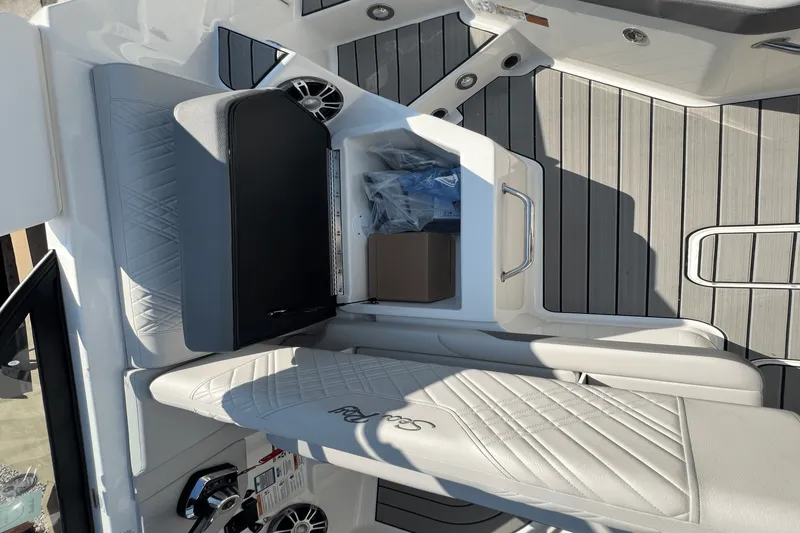 Slide: The Image of Sea Ray SDX 270 2025 - 26