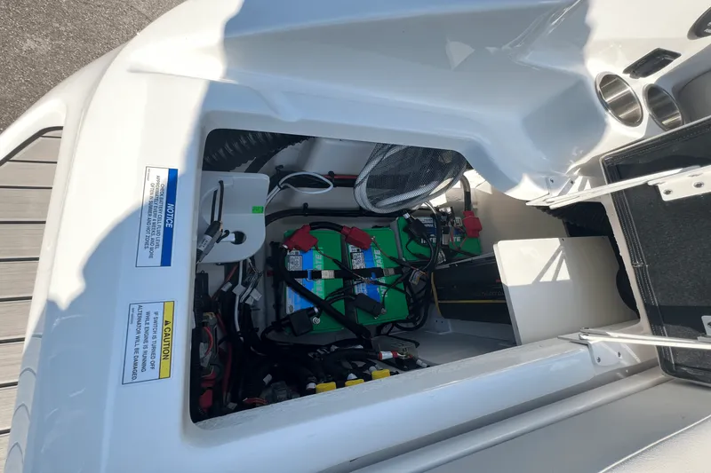 Slide: The Image of Sea Ray SDX 270 2025 - 27