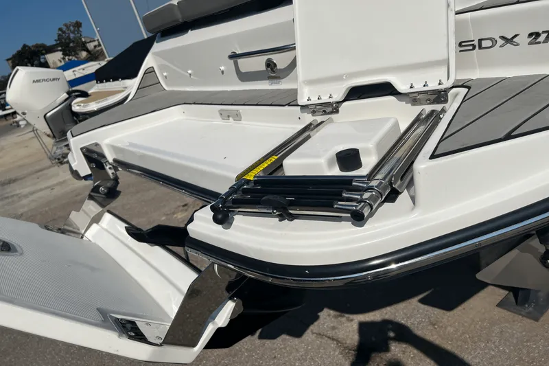 Slide: The Image of Sea Ray SDX 270 2025 - 30