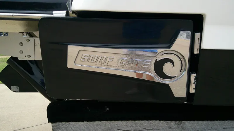 Slide: The Image of Chaparral 30 Surf 2024 - 5