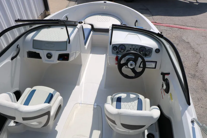 Slide: The Image of Tahoe 450 Ts 2016 - 15