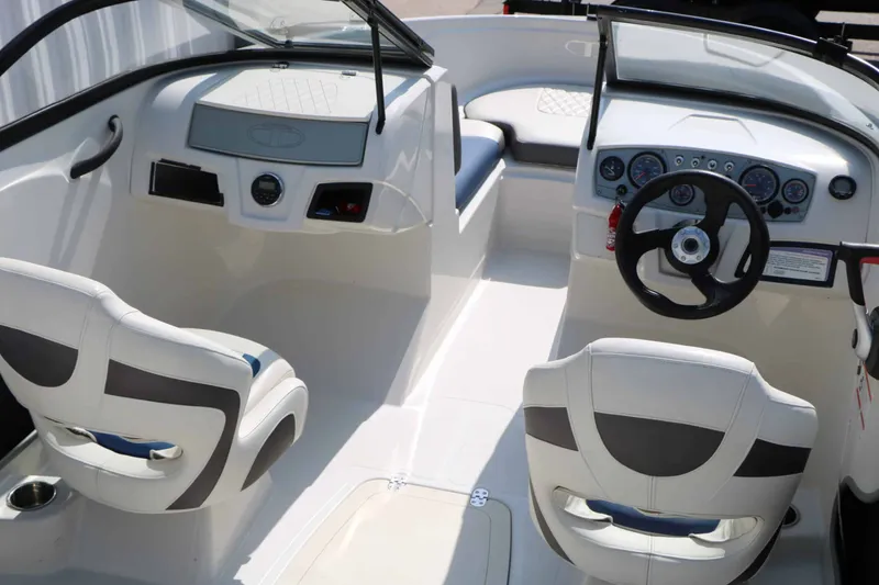 Slide: The Image of Tahoe 450 Ts 2016 - 12