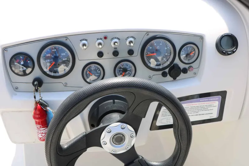 Slide: The Image of Tahoe 450 Ts 2016 - 23