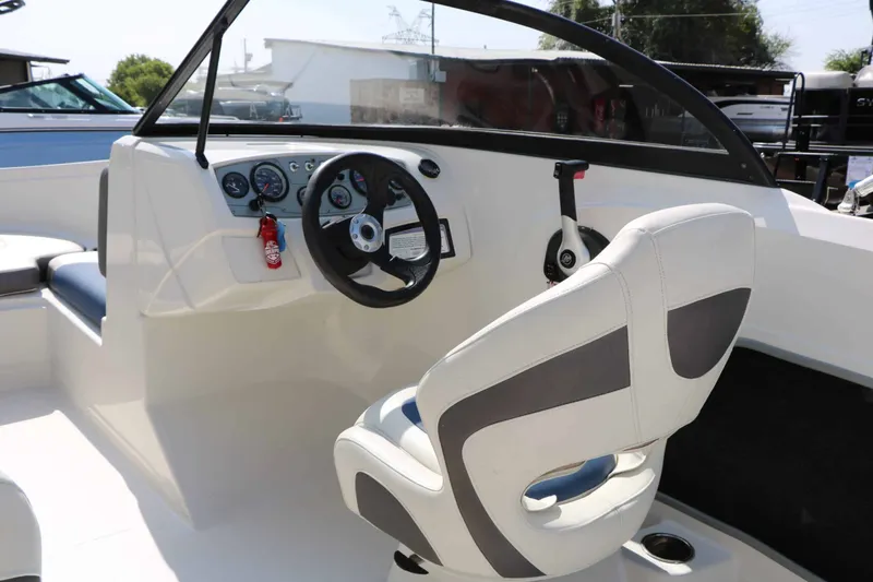 Slide: The Image of Tahoe 450 Ts 2016 - 19