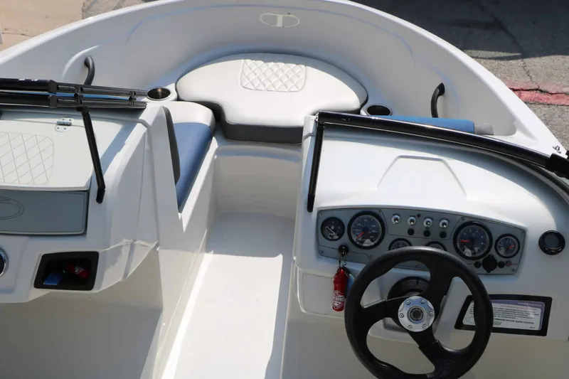 Slide: The Image of Tahoe 450 Ts 2016 - 16