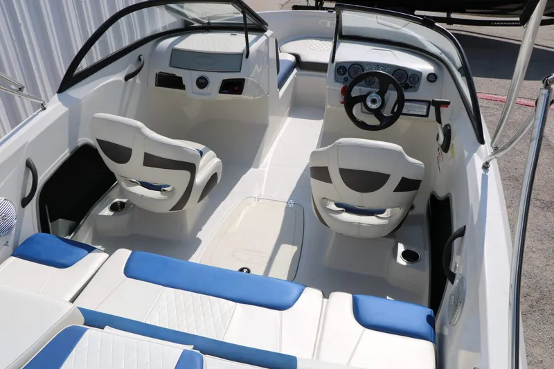 Slide: The Image of Tahoe 450 Ts 2016 - 11