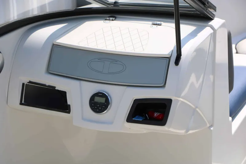 Slide: The Image of Tahoe 450 Ts 2016 - 14