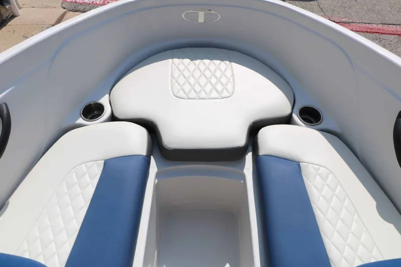 Slide: The Image of Tahoe 450 Ts 2016 - 17