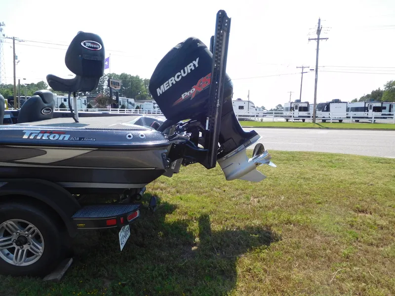 Slide: The Image of Triton 20 TRX Patriot 2018 - 15