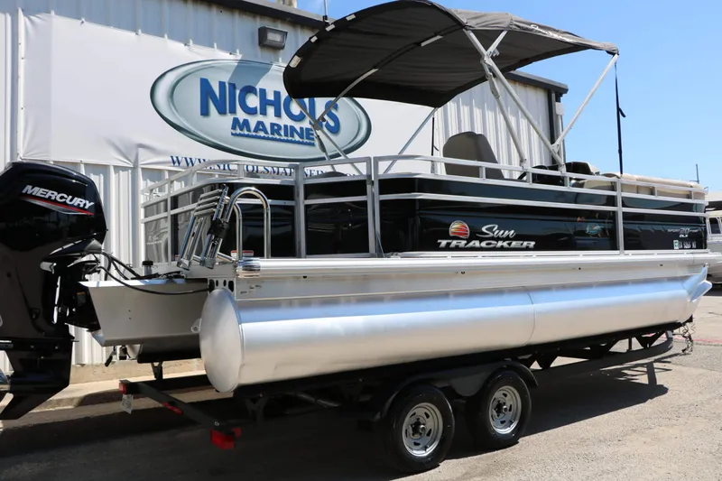 Slide: The Image of SUN Tracker Sportfish 20 Dlx 2025 - 2