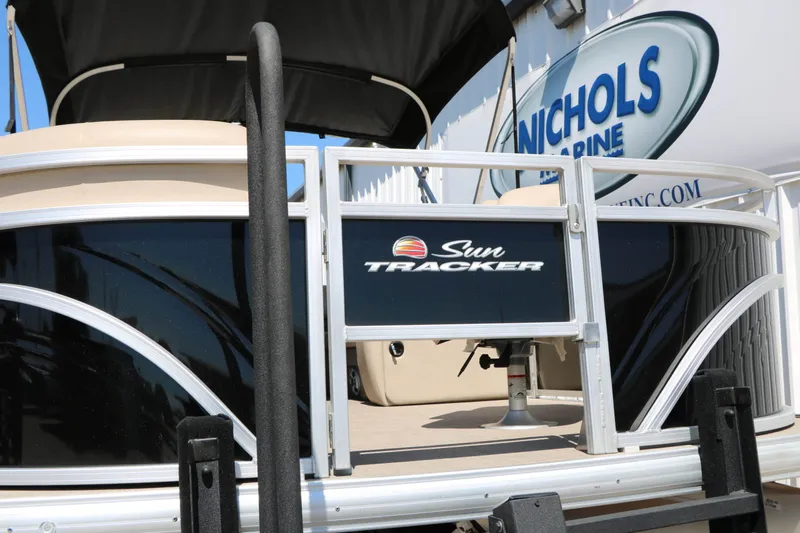 Slide: The Image of SUN Tracker Sportfish 20 Dlx 2025 - 9