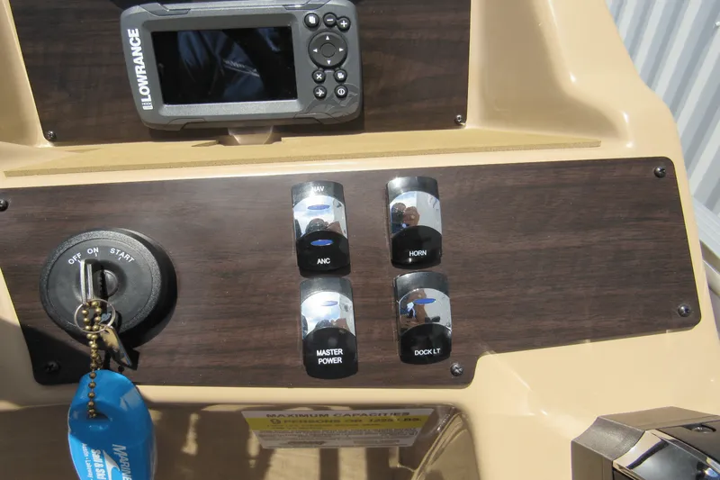 Slide: The Image of Harris Cruiser 210 2021 - 23