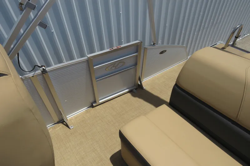 Slide: The Image of Harris Cruiser 210 2021 - 25