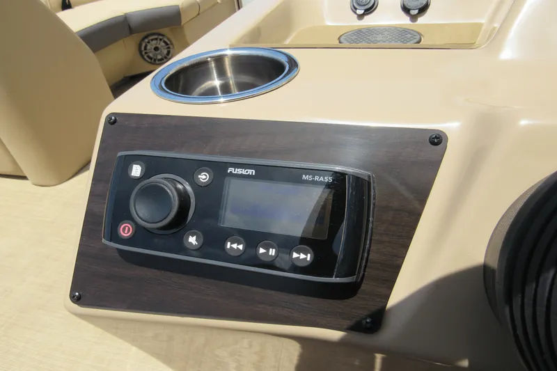 Slide: The Image of Harris Cruiser 210 2021 - 24