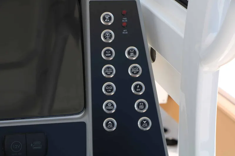 Slide: The Image of Robalo R266 Cayman 2026 - 61