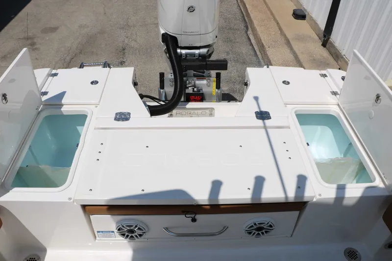 Slide: The Image of Robalo R266 Cayman 2026 - 53