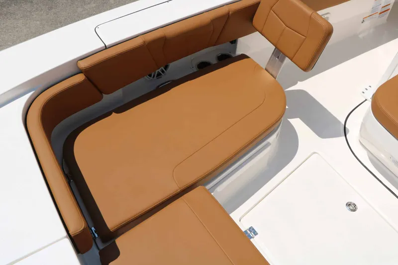 Slide: The Image of Robalo R266 Cayman 2026 - 35