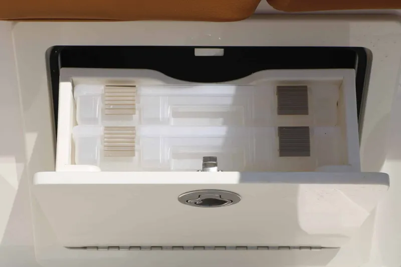 Slide: The Image of Robalo R266 Cayman 2026 - 42
