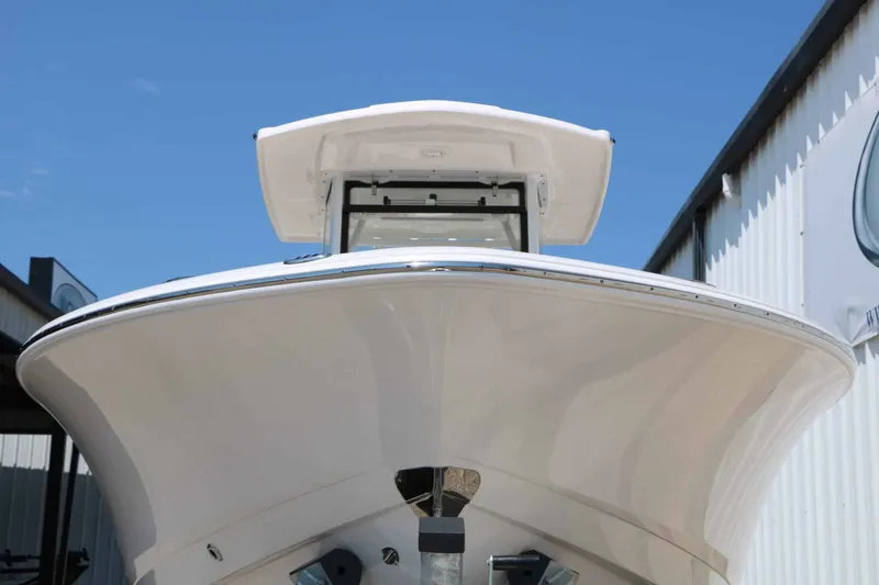 Slide: The Image of Robalo R266 Cayman 2026 - 7