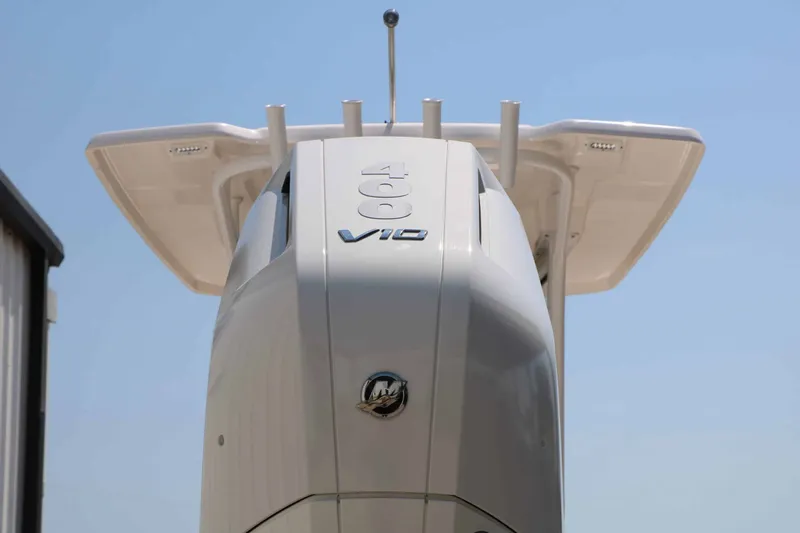 Slide: The Image of Robalo R266 Cayman 2026 - 18