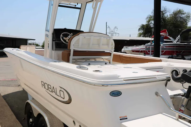 Slide: The Image of Robalo R266 Cayman 2026 - 17