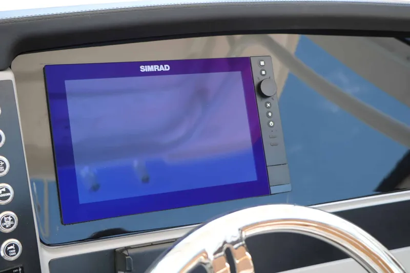 Slide: The Image of Robalo R266 Cayman 2026 - 57