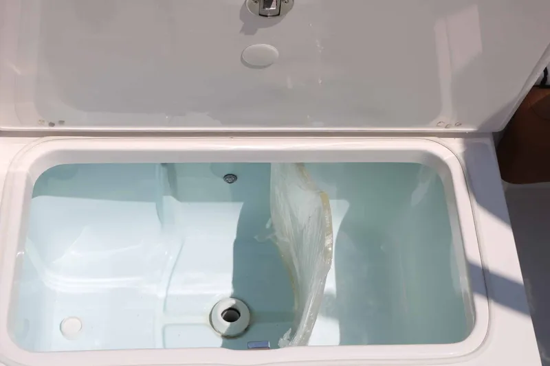 Slide: The Image of Robalo R266 Cayman 2026 - 52