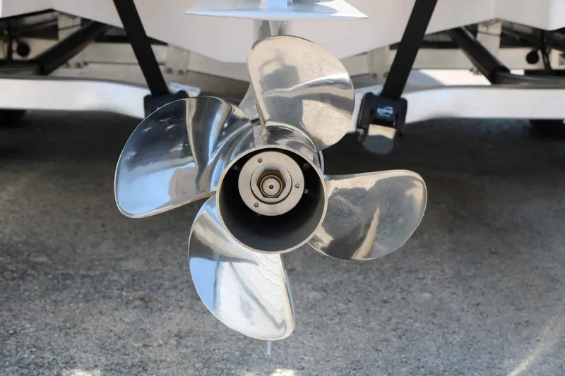 Slide: The Image of Robalo R266 Cayman 2026 - 20