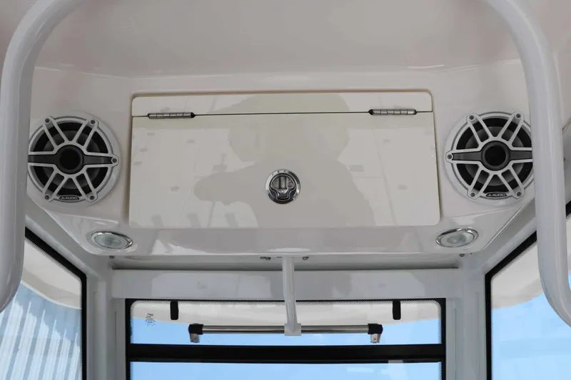 Slide: The Image of Robalo R266 Cayman 2026 - 64