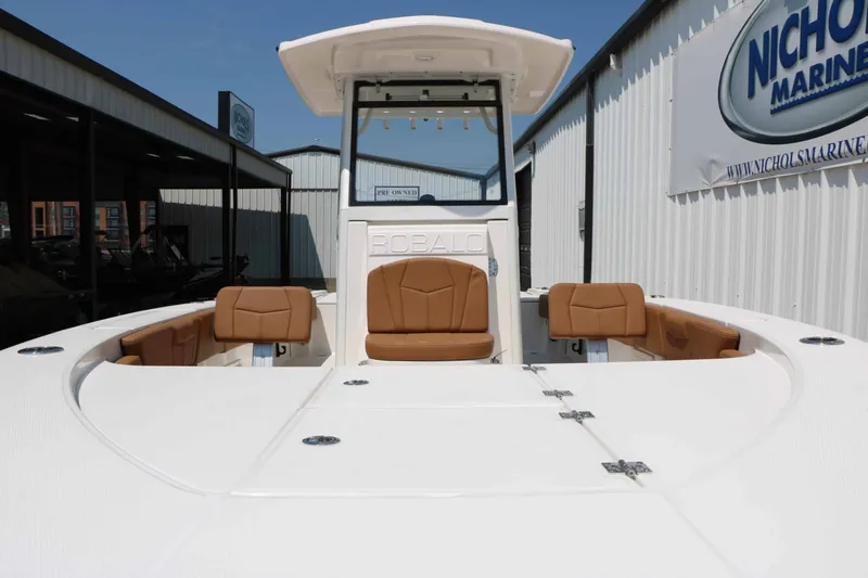 Slide: The Image of Robalo R266 Cayman 2026 - 15