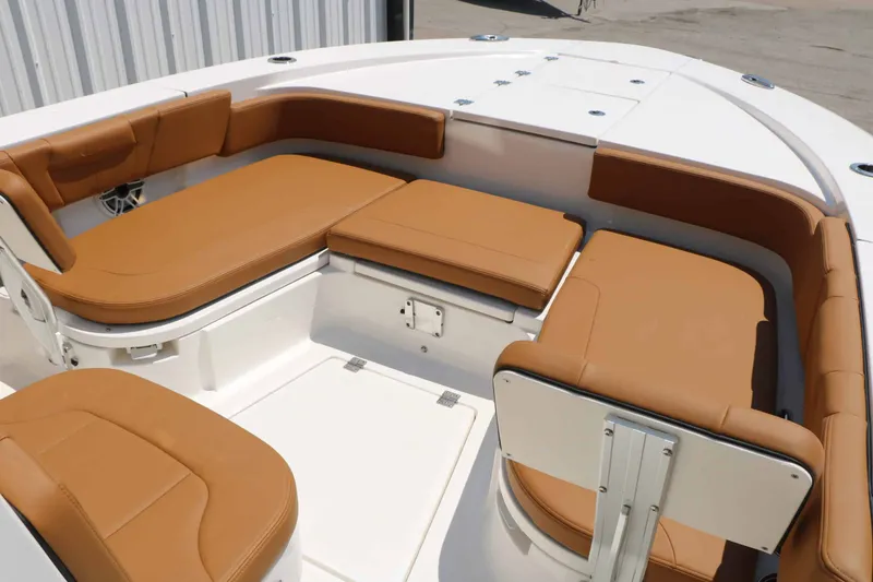 Slide: The Image of Robalo R266 Cayman 2026 - 31