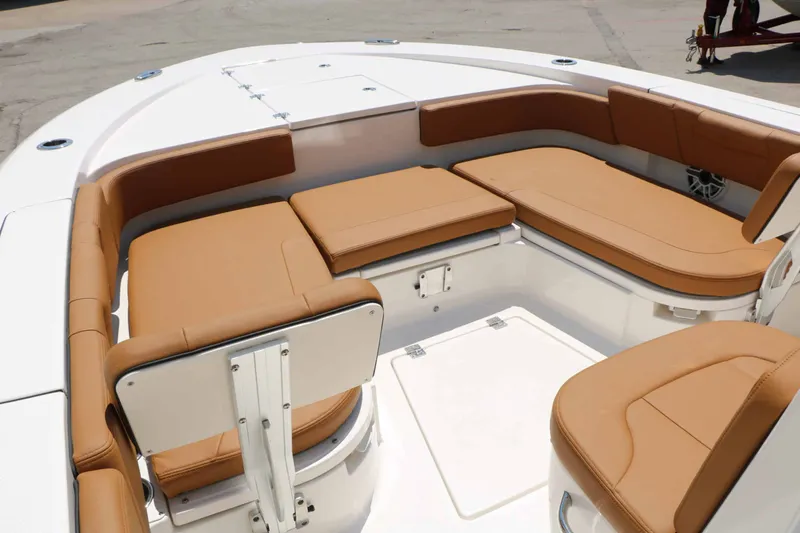 Slide: The Image of Robalo R266 Cayman 2026 - 30