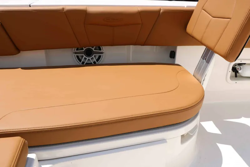 Slide: The Image of Robalo R266 Cayman 2026 - 38