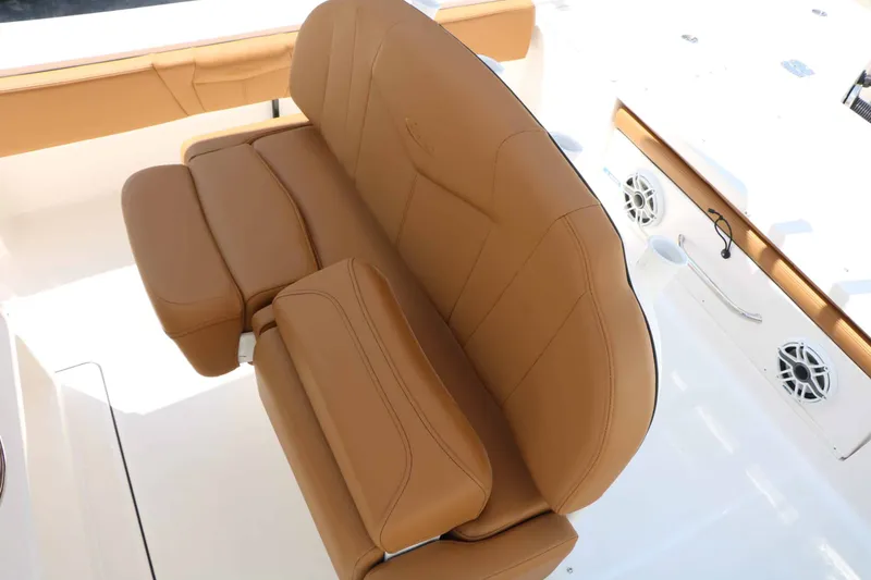 Slide: The Image of Robalo R266 Cayman 2026 - 67
