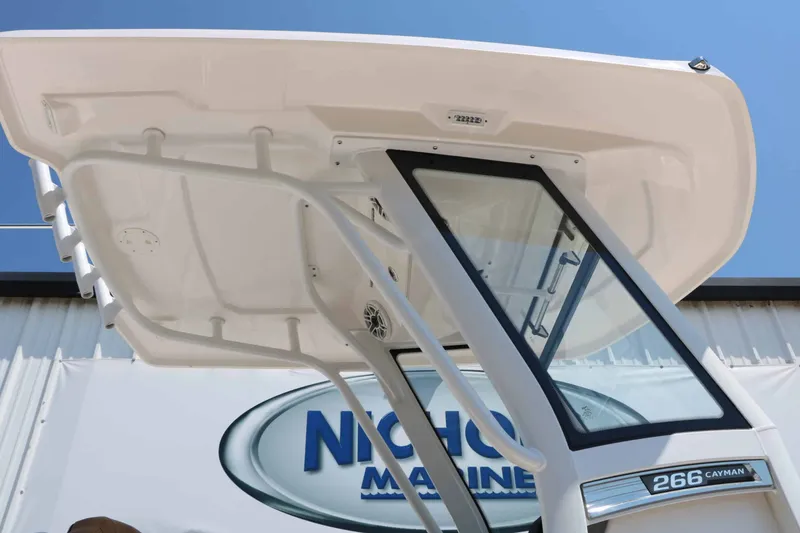 Slide: The Image of Robalo R266 Cayman 2026 - 25