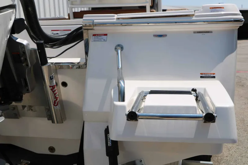 Slide: The Image of Robalo R266 Cayman 2026 - 24