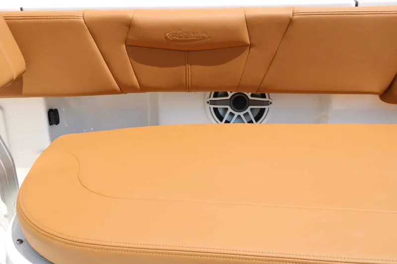 Slide: The Image of Robalo R266 Cayman 2026 - 37