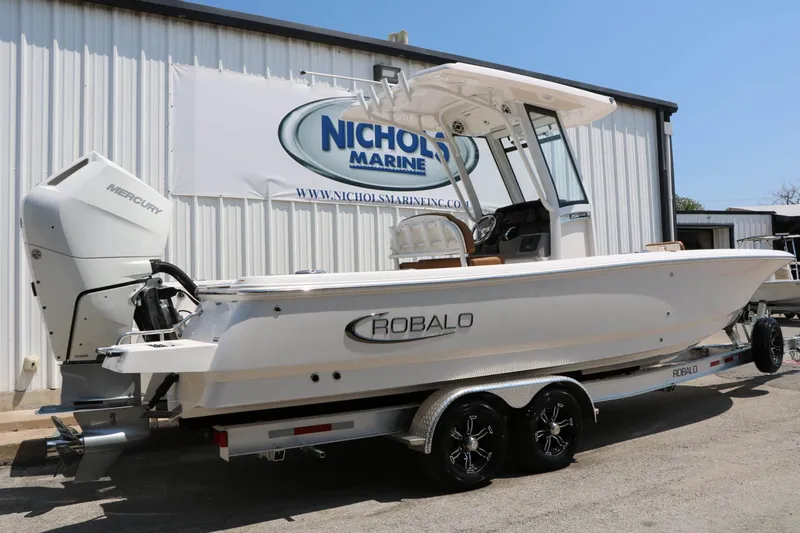 Slide: The Image of Robalo R266 Cayman 2026 - 9